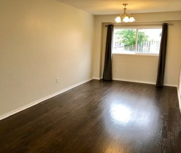 Three bedroom home Barrie Ontario - Photo 2