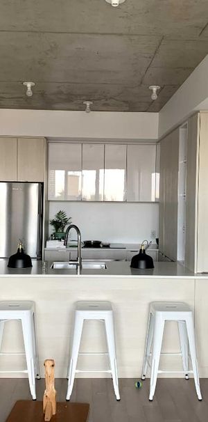 Libre immédiatement Condo 3 1/2 avec chambre fermée dans NDG. Très propre et lumineux. Électroménagers et eau chaude incluses. - Photo 1