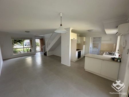 Beautiful 3 bedroom and 2 bathroom townhouse - Photo 5