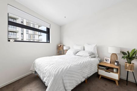 MODERN, BRIGHT AND CONVENIENT - Photo 4