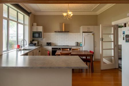 Tidy bedroom in shared housing! - Photo 2
