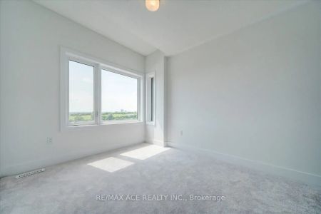 Condo Townhouse For Lease | E9033646 - Photo 5