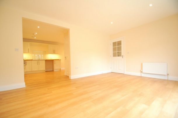 Barn Court, High Wycombe, Buckinghamshire,HP12 - Photo 1