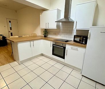 Fantastic 5 bedroom student property with 3 modern bathrooms - Photo 1