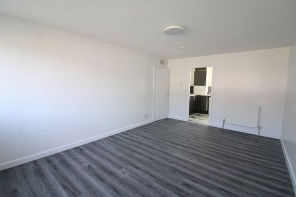 York Way, Renfrew - Photo 1