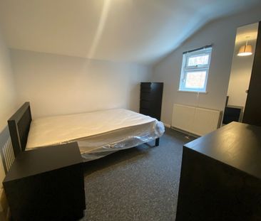 4 Bed Terraced House, Blenheim Road, RG1 - Photo 2