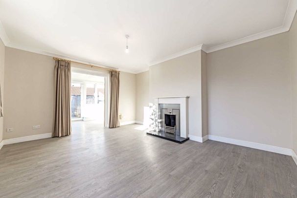 Halliford Road, Lower Sunbury, TW16 - Photo 1