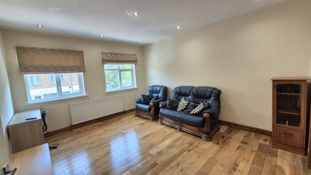4 Bed STUDENT Maisonette (lounge/parking) – Surbiton (Chiltern Drive, KT5) - Photo 1