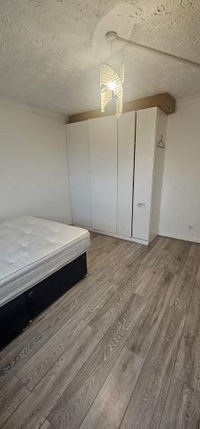 1 bedroom in a flat share to rent - Photo 4