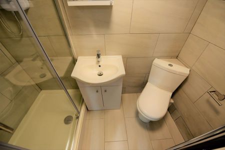 3 bedroom Flat in Flat A, (Ground) - Photo 4