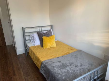 London Row Room 3 - Photo 4