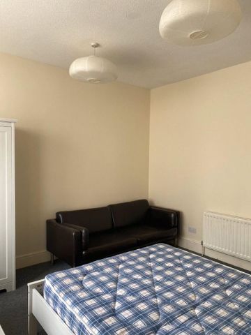 3 bedroom flat to rent - Photo 5