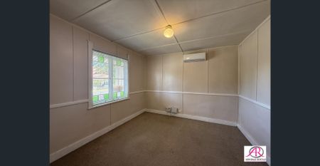 Cozy Cottage - Walking distance to town - Photo 3