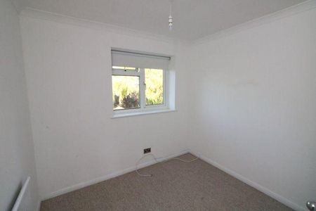 4 bedroom semi-detached house to rent - Photo 5