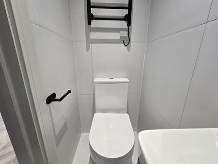 Albemarle Gardens, New Malden KT3, London - Photo 2