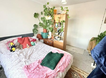 4 bedroom end of terrace house to rent - Photo 4