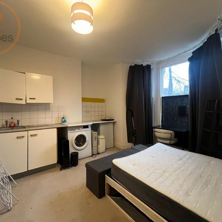 Studio to rent - Photo 1