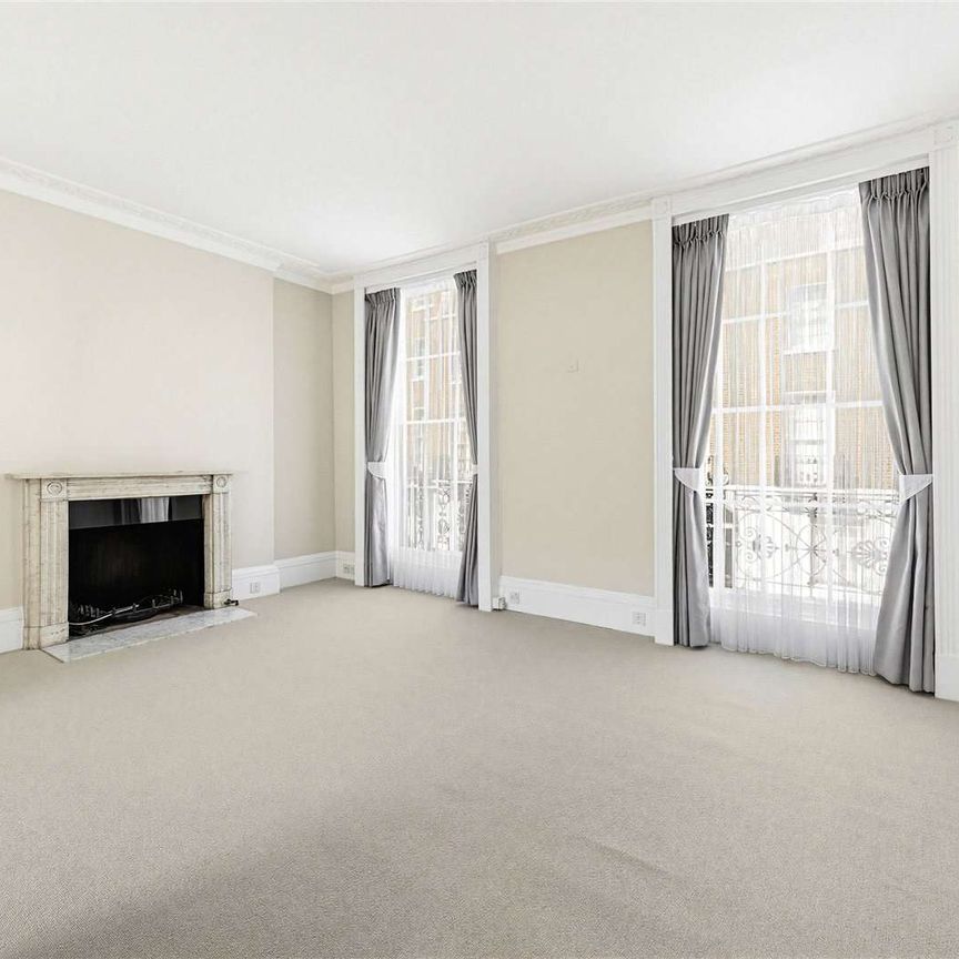 Beautiful family home in the heart of South Kensington with well proportioned accommodation. - Photo 1