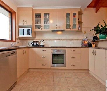 COMFORTABLE FAMILY LIVING IN A QUIET COURT LOCATION - Photo 6