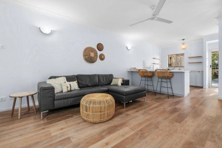 Charming 2-bedroom furnished townhouse, a leisurely stroll to the beach. - Photo 2