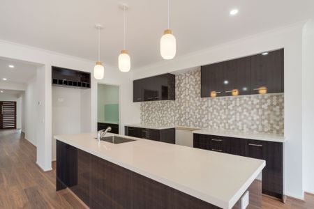 Brand new spacious family home in the heart of Merrifield. - Photo 2