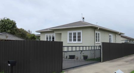 Spacious 3-Bedroom Home - Photo 4