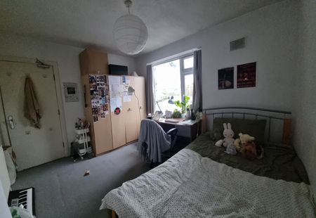 4 Bed End Terrace, Beeston Road, NG7 - Photo 2