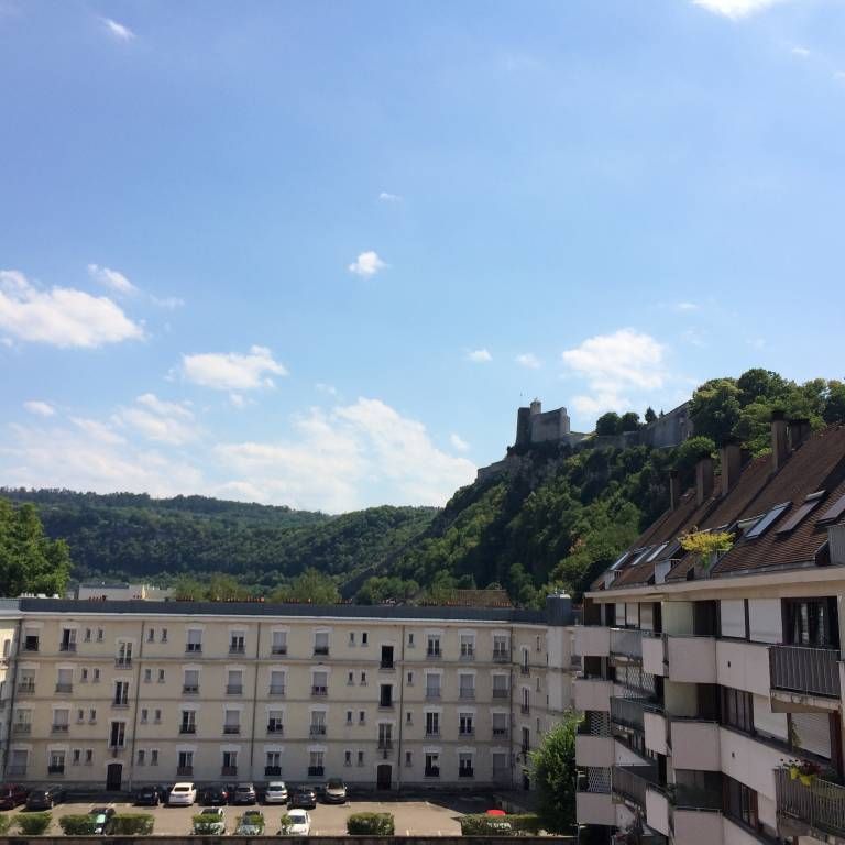 Location Besançon,Grand appartement T3 au centre Ville avec balcon, garage et cave! - Photo 1