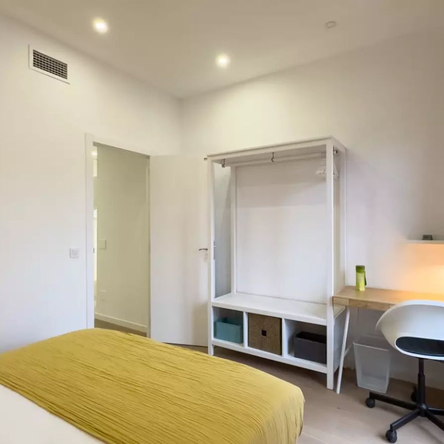 Room in a shared 5-bedroom apartment for rent in El Raval - Photo 1