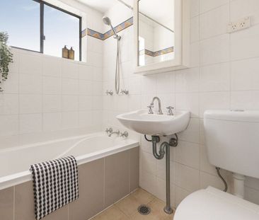 Peaceful Boutique Retreat in Lifestyle Address - Offered Unfurnished - Photo 2