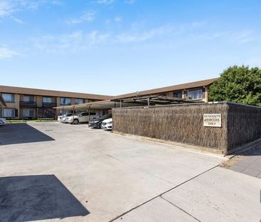 Low maintenance unit in good location - Photo 4