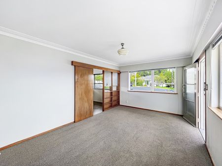 Convenient 2-Bedroom Front Unit in New Windsor - Photo 2