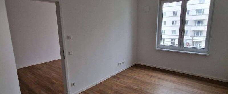 Tolle 2 Zimmer Wohnung mit Balkon und Einbauküche - Foto 1