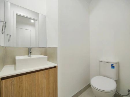 “Near New Modern Townhouse in Point Cook” - Photo 5