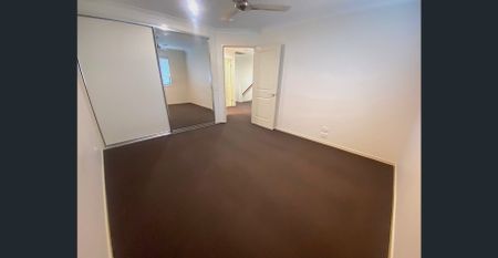 SPACIOUS TOWNHOUSE IN A QUIET STREET - Photo 3