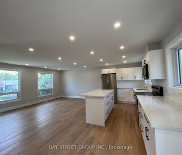 Detached Home For Lease | S7281234 - Photo 2