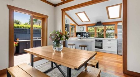 Immaculate Hilltop Bungalow - Ocean Views - Photo 2