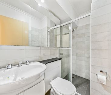 North-East Facing, Modern Apartment + STUDY ! - Photo 3