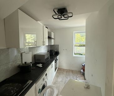 Studio Flat, Coombe Lane, SW20 - Photo 3