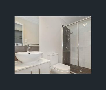 Modern two bedroom duplex! - Photo 3