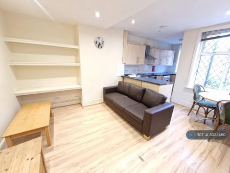3 bedroom flat to rent - Photo 2