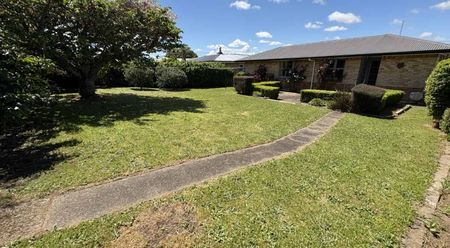 Available NOW! Sunny, spacious and warm 3 Bedroom Family Home - Photo 5