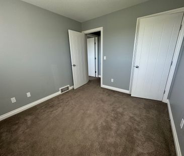 Stunning 3 Bedroom Duplex w/ Garage in Sylvan Lake! - Photo 3