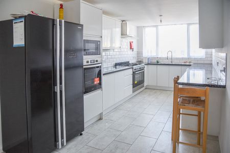 5 Bed Semi-Detached House, Hathway Walk, BS5 - Photo 5