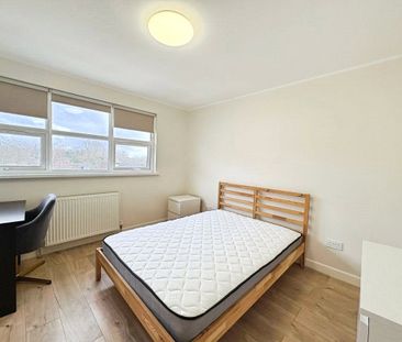 Fairview Avenue, Woking, Surrey, GU22 7NU - Photo 3