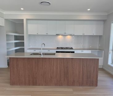 High Ceilings.. Ducted Air Conditioning.. Large Yard - Photo 6