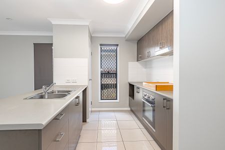 22 Gambia Drive, Rasmussen QLD 4815 - House For Rent | Domain - Photo 5