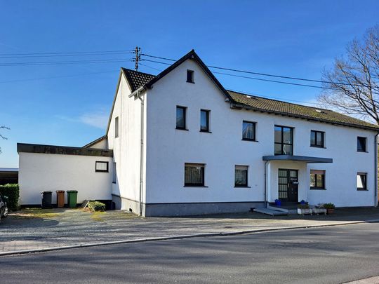 Dachgeschosswohnung mit Balkon und traumhaften Ausblick ins Grüne! - Foto 1