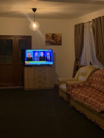 De închiriat vilă superbă în Roman! - Fotografie 2