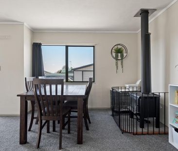 Welcome to this spacious and versatile 4-bedroom rental home. - Photo 6